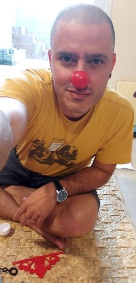 fred com nariz de palhaço